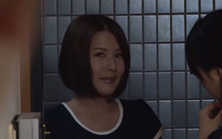 大塚れん（Hカップ）巨乳人妻の誘惑にのせられ濃厚なセックス_3