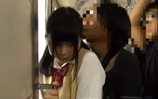 制服女子校生の背後に痴漢男が密着