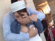 八乃つばさ 巨乳ホテルウーマンを痴漢！手マンでビチャビチャ潮吹きスプラッシュ