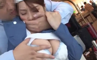 八乃つばさ 巨乳ホテルウーマンを痴漢！手マンでビチャビチャ潮吹きスプラッシュ_1