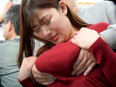 Kカップおっぱいに玩具を装着し容赦ない乳首責め！ 満員電車の中、声も出せない状況で痴漢に襲われる爆乳JD 小梅えな