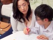 先生のおっぱいが気になって集中できないよ…露出度の高い服を着て童貞男子をあざとく胸チラ誘惑する巨乳人妻家庭教師！